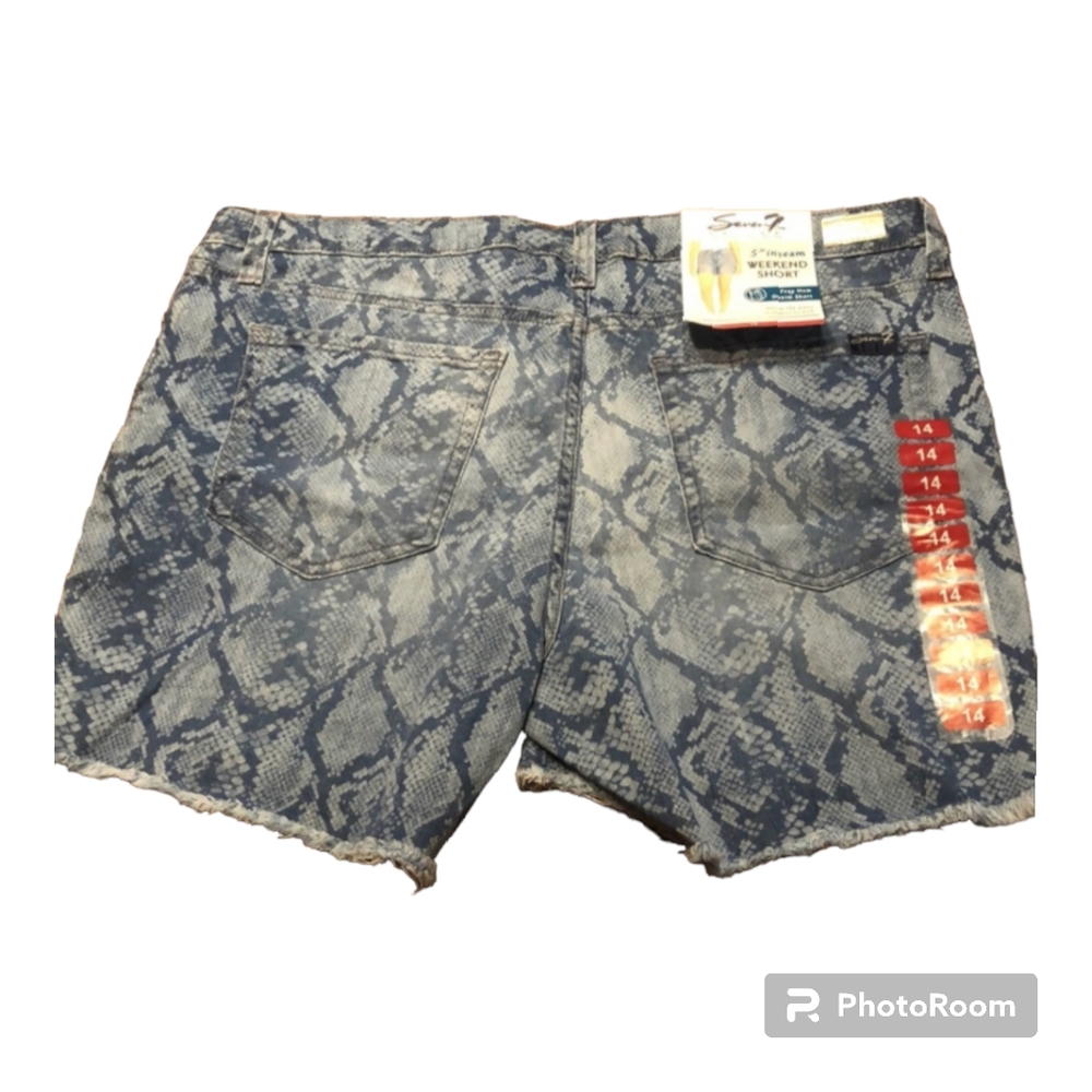 NWT Seven7 Weekend Stretch 5” Fray Hem Snakeskin Python Indigo Denim Short.